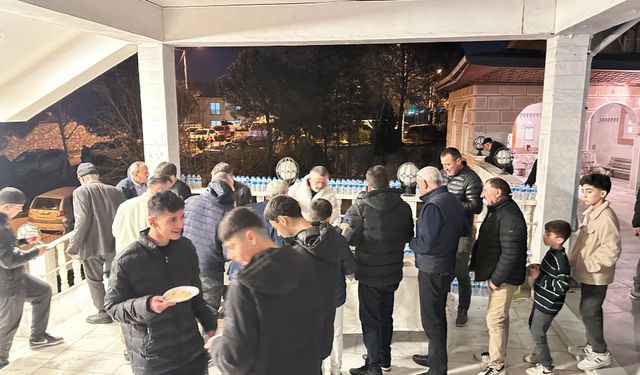 Karaman Mahallesi’nde camilerde helva dağıtıldı