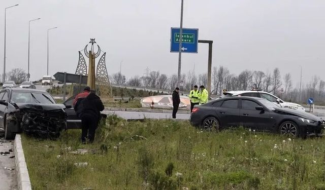 Kavşakta çarpışan iki araç orta refüje savruldu