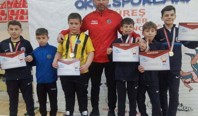 Serdivan’ın genç pehlivanlarından tarihi başarı: Grup şampiyonluğu geldi