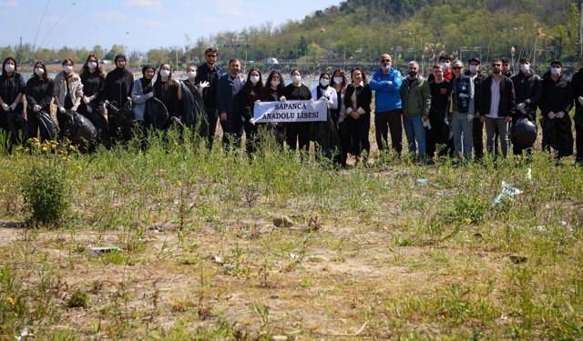 Göl havzasına bırakılan atıklar gönüllü öğrencilerin desteğiyle temizlendi