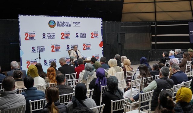 Serdivan Kitap Fuarı’nda ünlü isimlere büyük ilgi