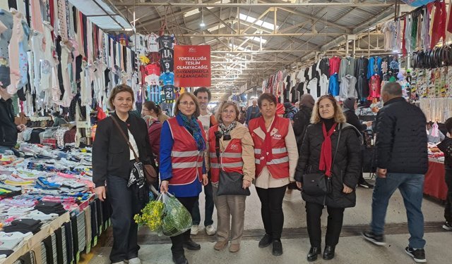 CHP’li kadınlar bu kez Karasu Halk Pazarındaydı