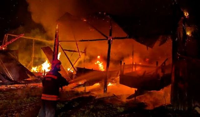 Yıldırım düştü: Samanlık ve traktör yandı