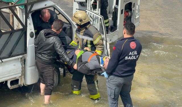 Dereye uçan kamyonetin sürücüsü hayatını kaybetti