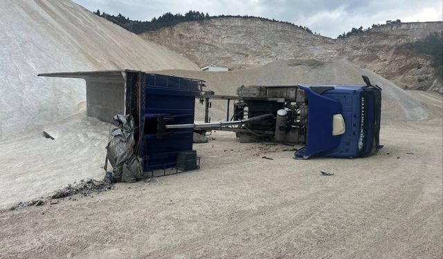 Kum boşaltırken devrildi