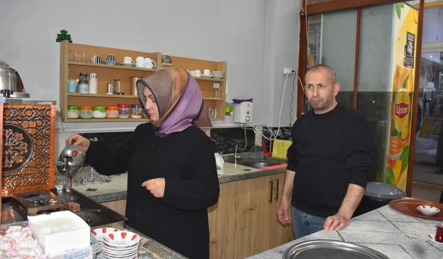 Karı kocanın çay ocağındaki omuz omuza mesaisi 15'inci yılında
