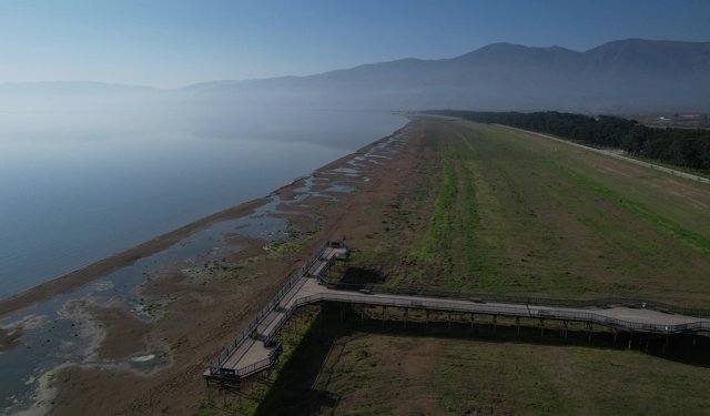 İznik Gölü'nde su kıyıdan 300 metre çekildi