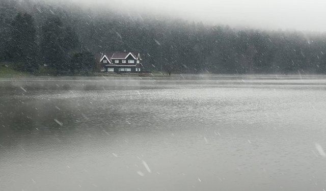 Gölcük Tabiat Parkı'nda kar yağışı