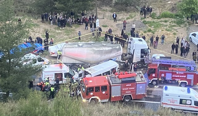 Minibüs ile beton mikseri çarpıştı: 7 ölü, 7 yaralı