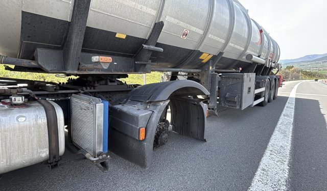 TEM'de tırdan kopan lastik kamyonun altına girdi