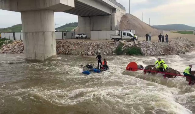 Dereyi traktörle geçmek isterken faciadan dönüldü: 10 işçi vinçle kurtarıldı