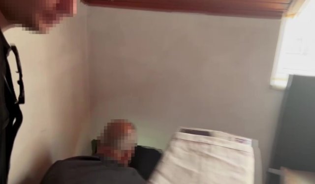 26 yıl hapis cezası olan kadın, gizli bölmede yakalandı