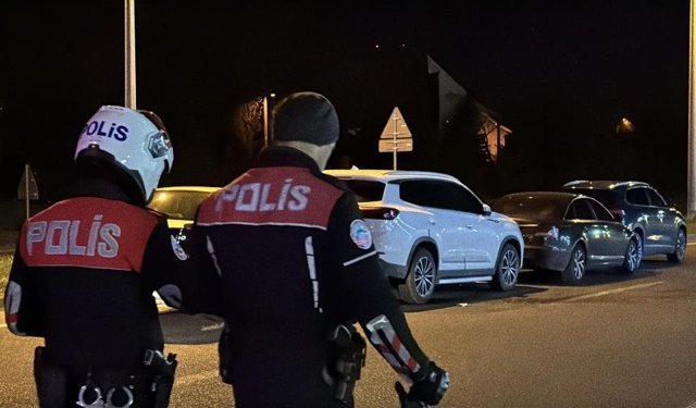 Bolu’da ani fren yapıp kaçan sürücü, zincirleme kazaya neden oldu: 3 yaralı