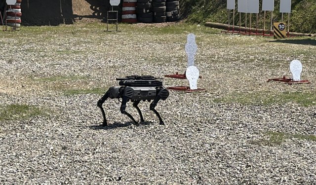Türkiye'nin ilk silahlı robotu "SARBOT" görücüye çıktı