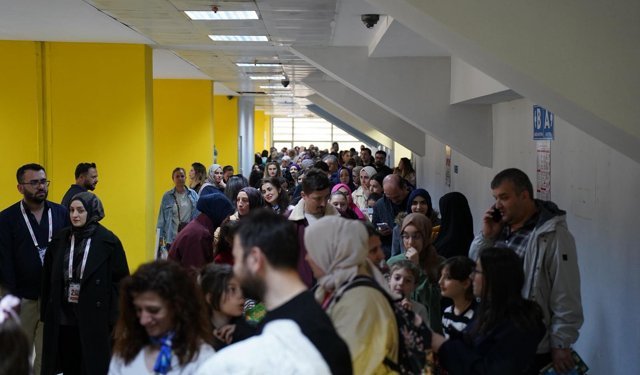 Şermin Yaşar’a yoğun ilgi: Uzun imza kuyrukları oluştu