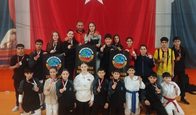 Serdivanlı karatecilerden büyük başarı: 25 madalya ile zirveye damga vurdular