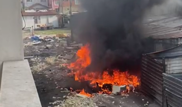 Evinin önünü çöplüğe çevirdiler; Vatandaş isyan etti