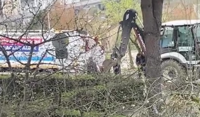 SEDAŞ'ın kazdığı çukura belediye aracı düştü