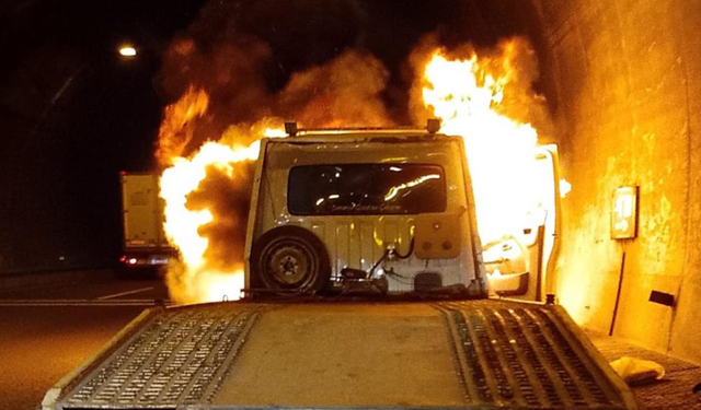 Oto kurtarıcı alev alev yandı