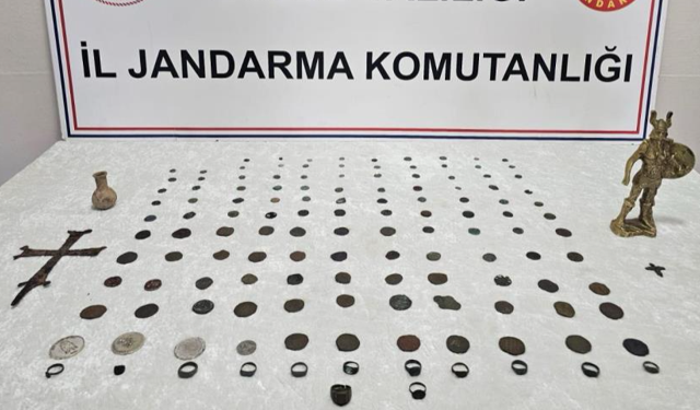 Tarihi eserleri satmak için müşteri ararken jandarmaya yakalandılar