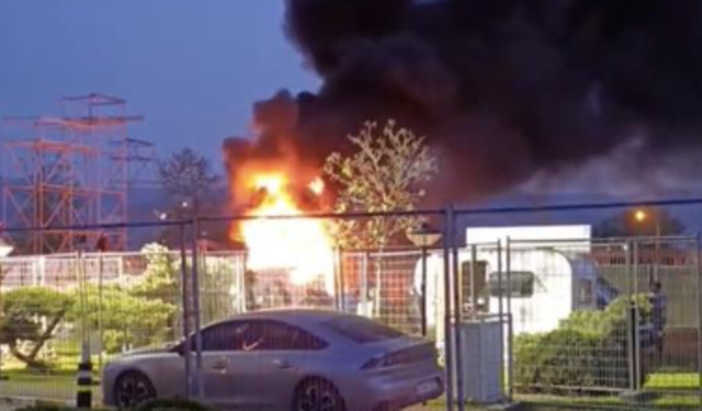 Otel bahçesinde karavan yandı