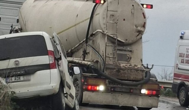 Kaynarca Kandıra yolunda kaza: Hafif ticari araç TIR'a çarptı