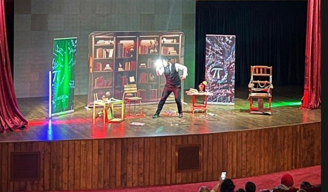 Serdivan’da tiyatro gecelerine yoğun ilgi
