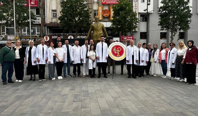 Sakarya'da eczacılar anıta çelenk sundu
