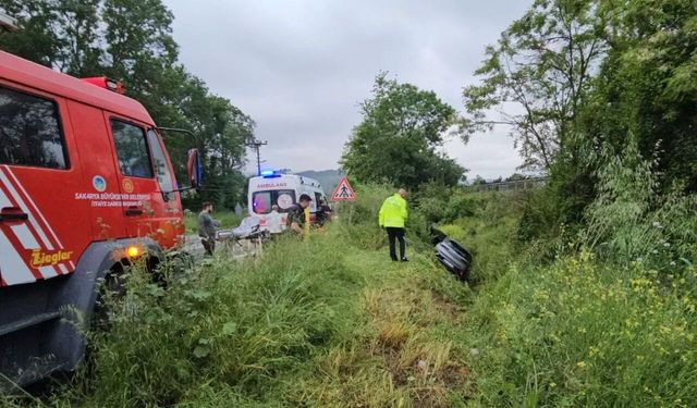 Sapanca’da otomobil su kanalına devrildi: 2 yaralı