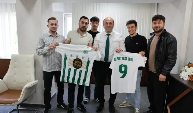 Geyve Belediye Başkanı Yıldız'dan amatör spor kulüplerine forma desteği