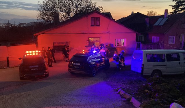 Boşanma aşamasındaki eşinin evine tabancayla ateş açtı