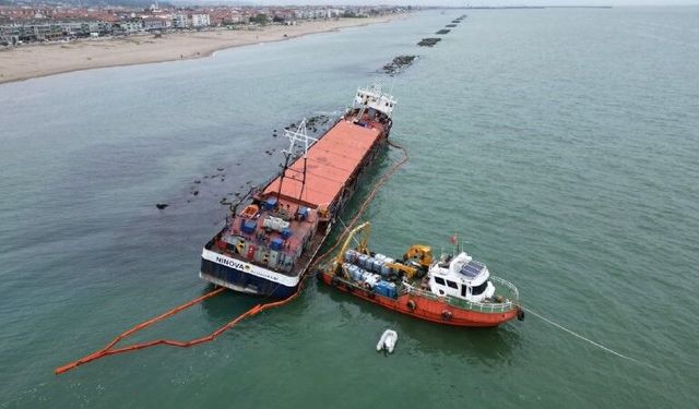 Karasu'da karaya oturan NINOVA gemisinde temizlik çalışmaları sürüyor