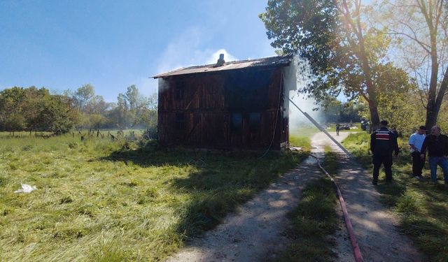 Alevlere teslim olan ahşap eve müdahale için ceviz ağacı kesildi