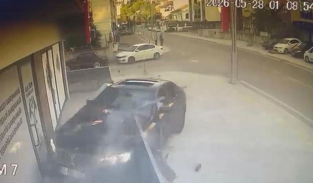 Otomobil, danışmanlık merkezine daldı: O anlar kamerada