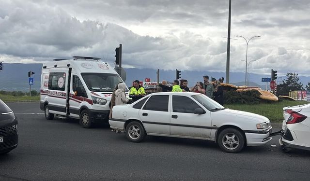 Bolu'da trafik ışıklarında bekleyen otomobile çarpan araçtaki 1 kişi yaralandı