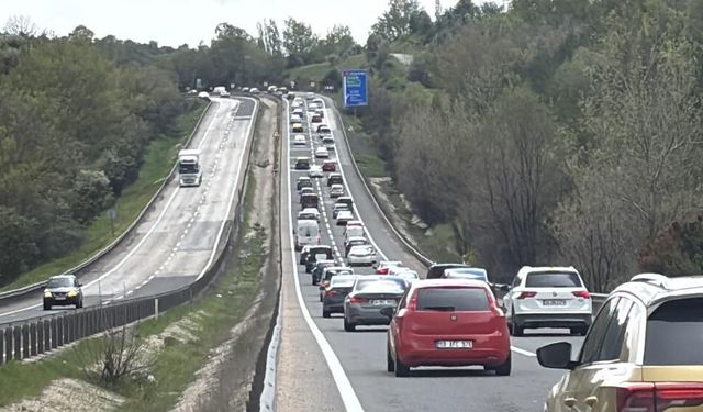 Bayram tatilcilerinin dönüş yolculuğu başladı: Gerede güzergahında uzun araç kuyrukları