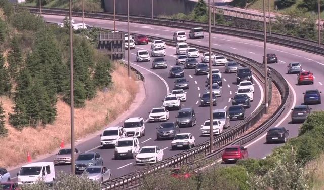 Kocaeli TEM Otoyolu’nda kilometrelerce araç kuyruğu oluştu