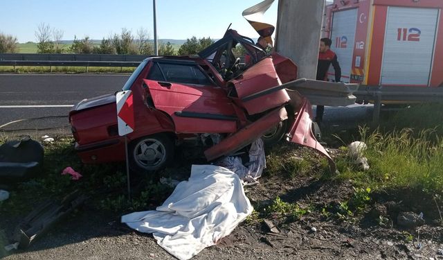 Otomobil yön direğine çarptı: 2 ölü, 1 yaralı