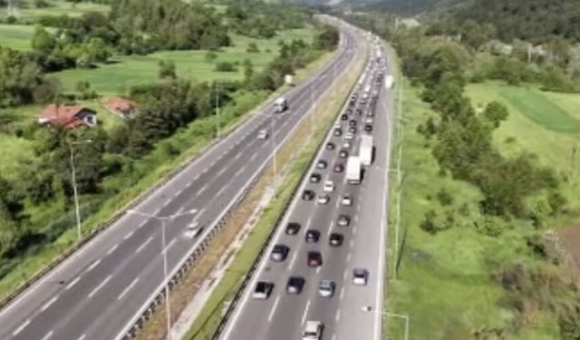 Tatilcilerin dönüşü sürüyor: Bolu geçişinde uzun araç kuyrukları