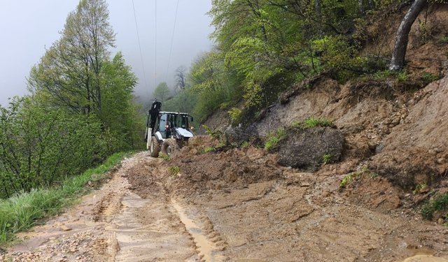 Hendek'te yağış sonrası oluşan heyelanlara müdahale