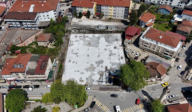 Sapanca’nın yeni meydanı hızla şekilleniyor