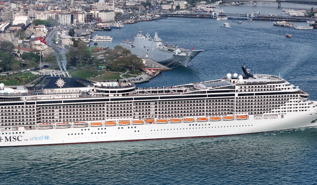 TCG Anadolu turistlerin ilgi odağı oldu