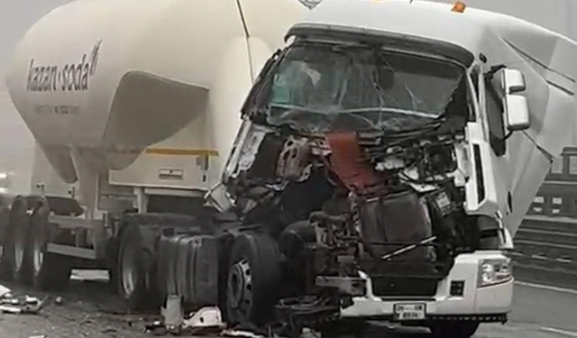 Hurdaya dönen tırdan burnu bile kanamadan çıktı