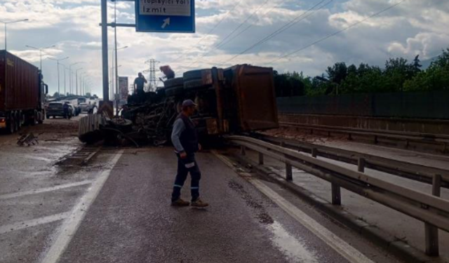 Kamyon bariyere çarpıp devrildi