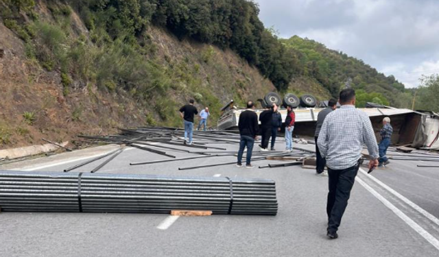 Çubuk demir yüklü tır devrildi, yol trafiğe kapandı