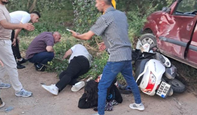 Motosiklet ile hafif ticari araç çarpıştı: 2 yaralı