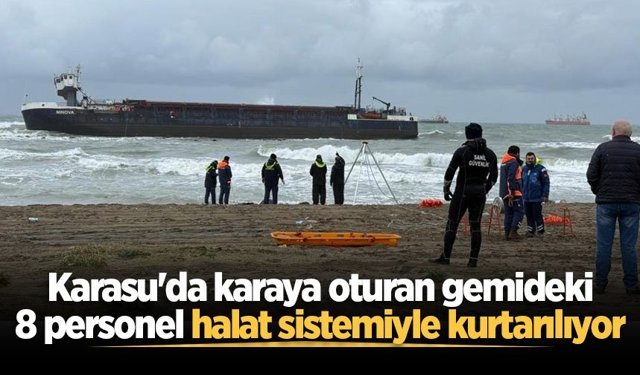 Karasu'da karaya oturan gemideki 8 personel kurulan halat sistemiyle kurtarılıyor