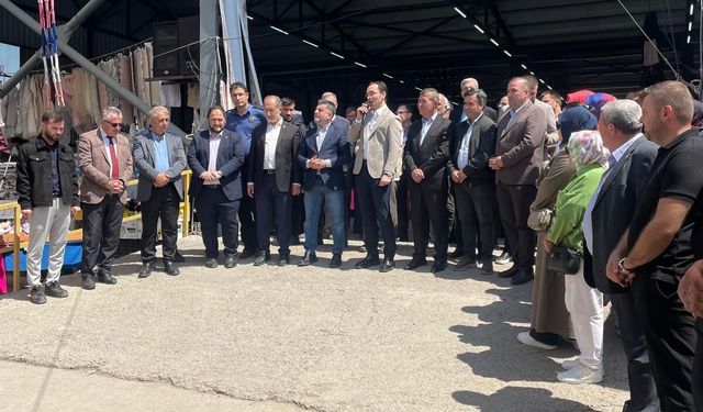 Söğütlü’de semt pazarı Cuma gününe taşındı: Kumaş ve Giyim Pazarı yoğun ilgi gördü