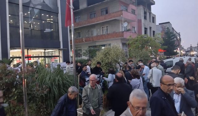 Butlan kararı sonrası CHP Sakarya Binası'nda partililer toplandı