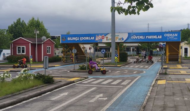 Serdivan’da çocuk oyun alanı yenilendi